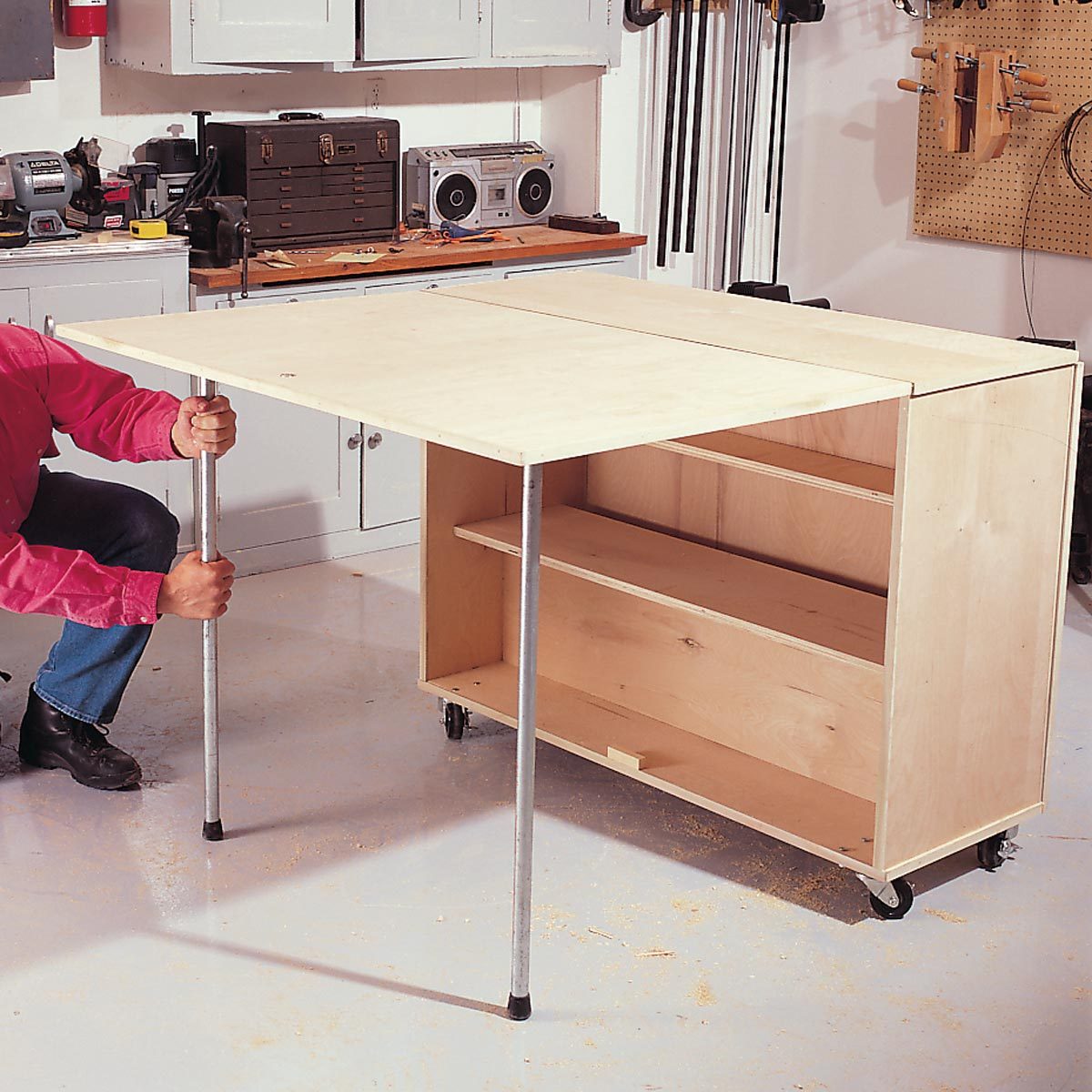 Video: DIY Fold-Up Workbench – Saturday Morning Workshop