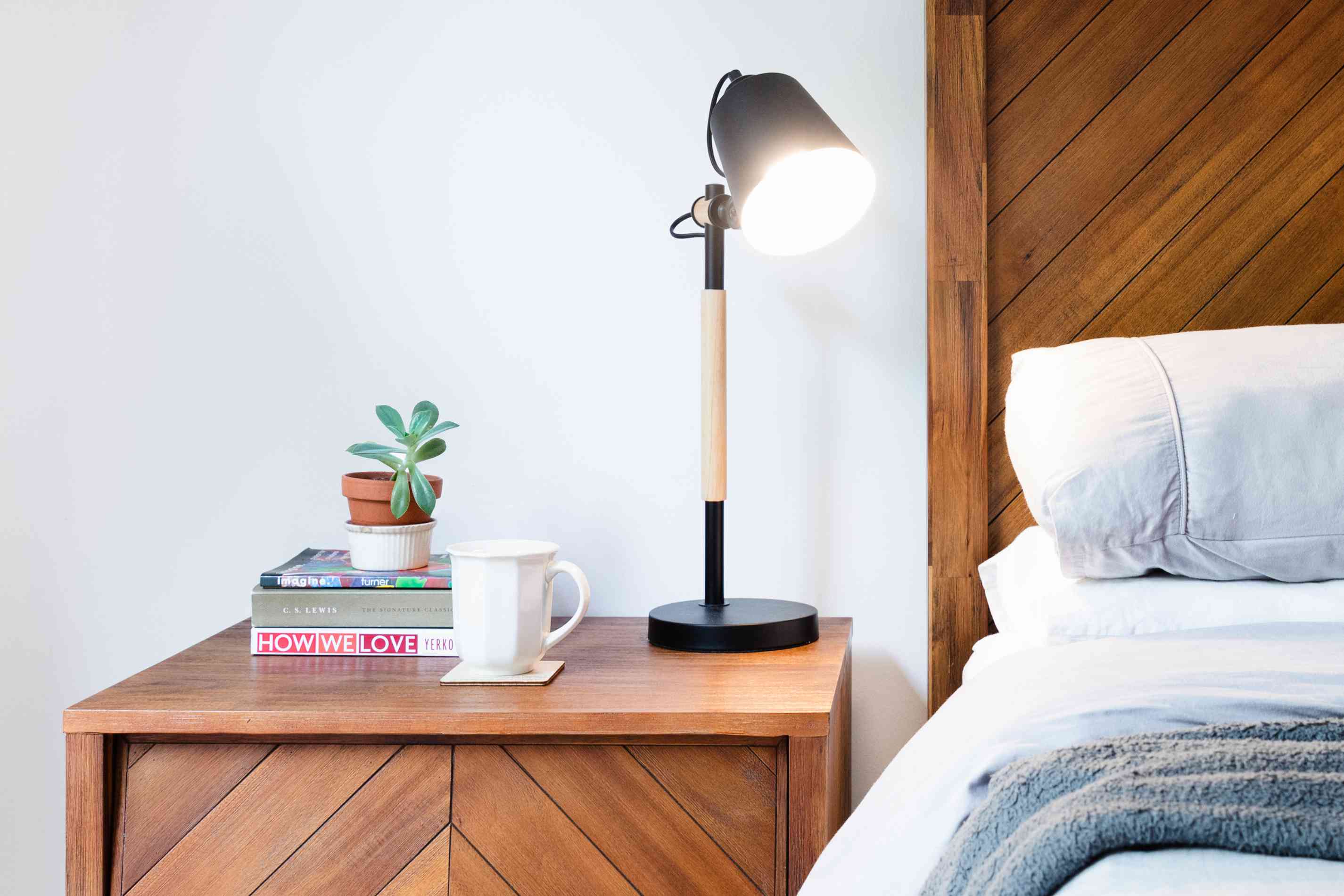 How to Pick Nightstand Lamps