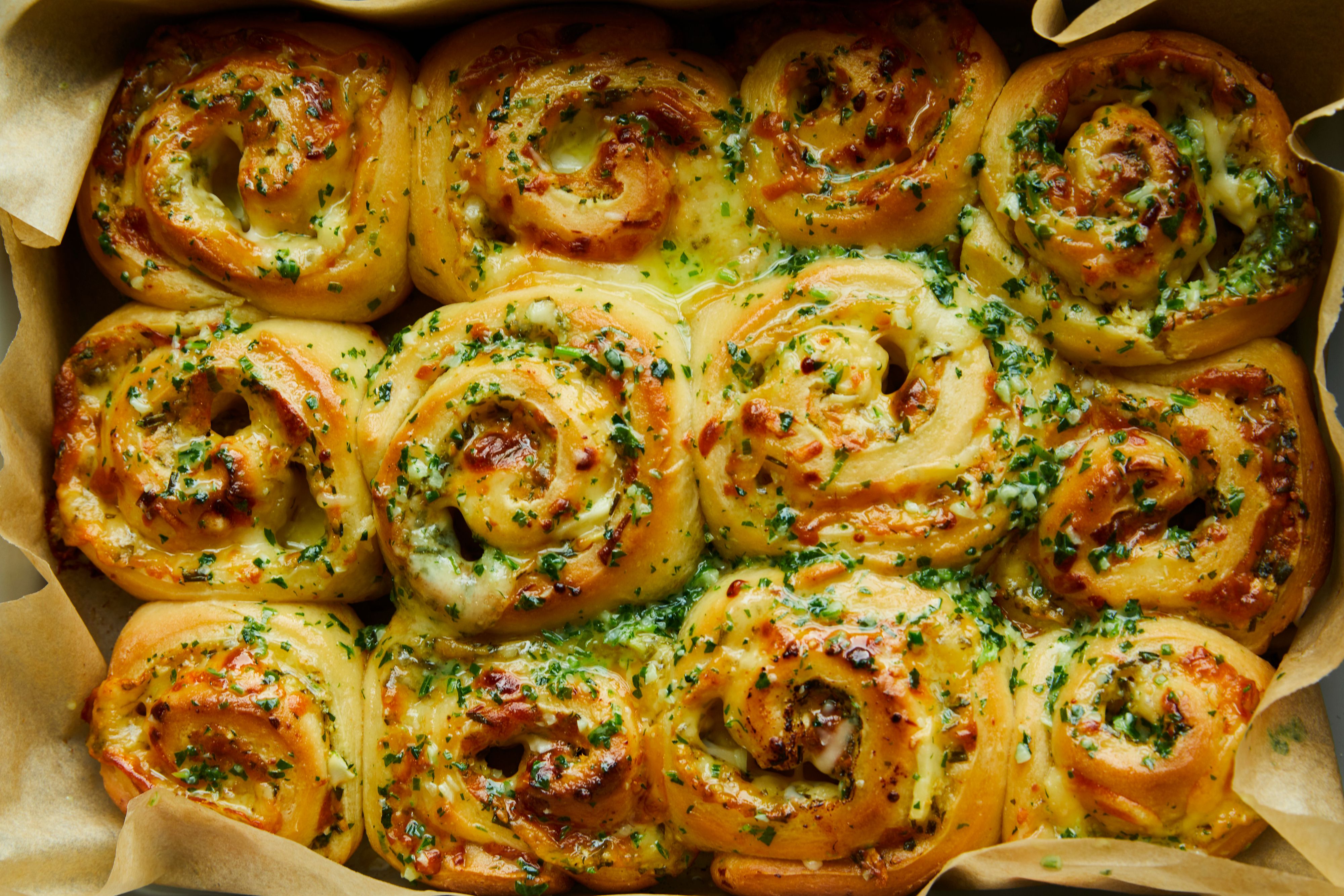 Cheesy Garlic Swirl Rolls Recipe