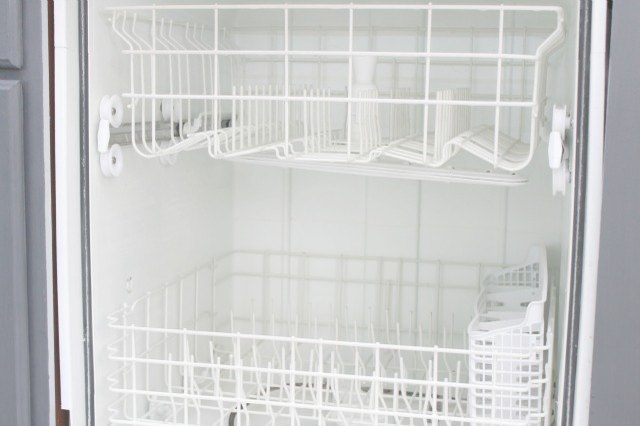 How to Clean a Dishwasher With Vinegar and Baking Soda
