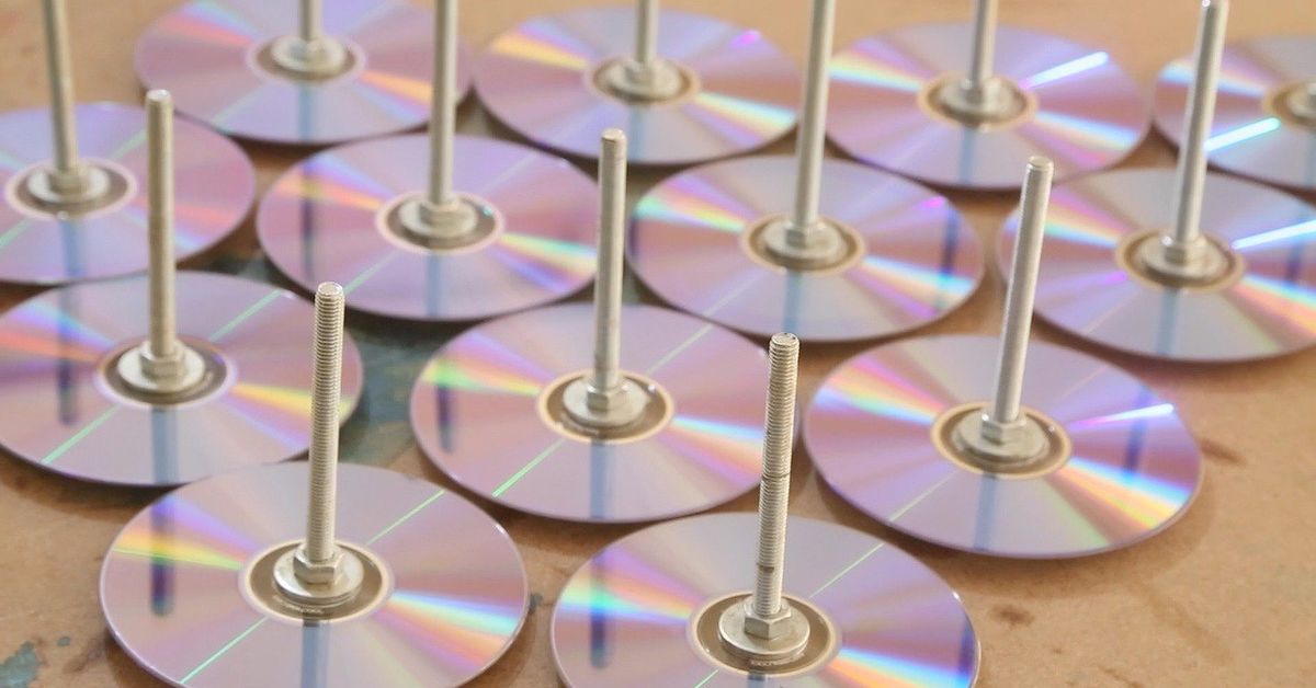 DIY CD’s Upcycles To Night Lamp