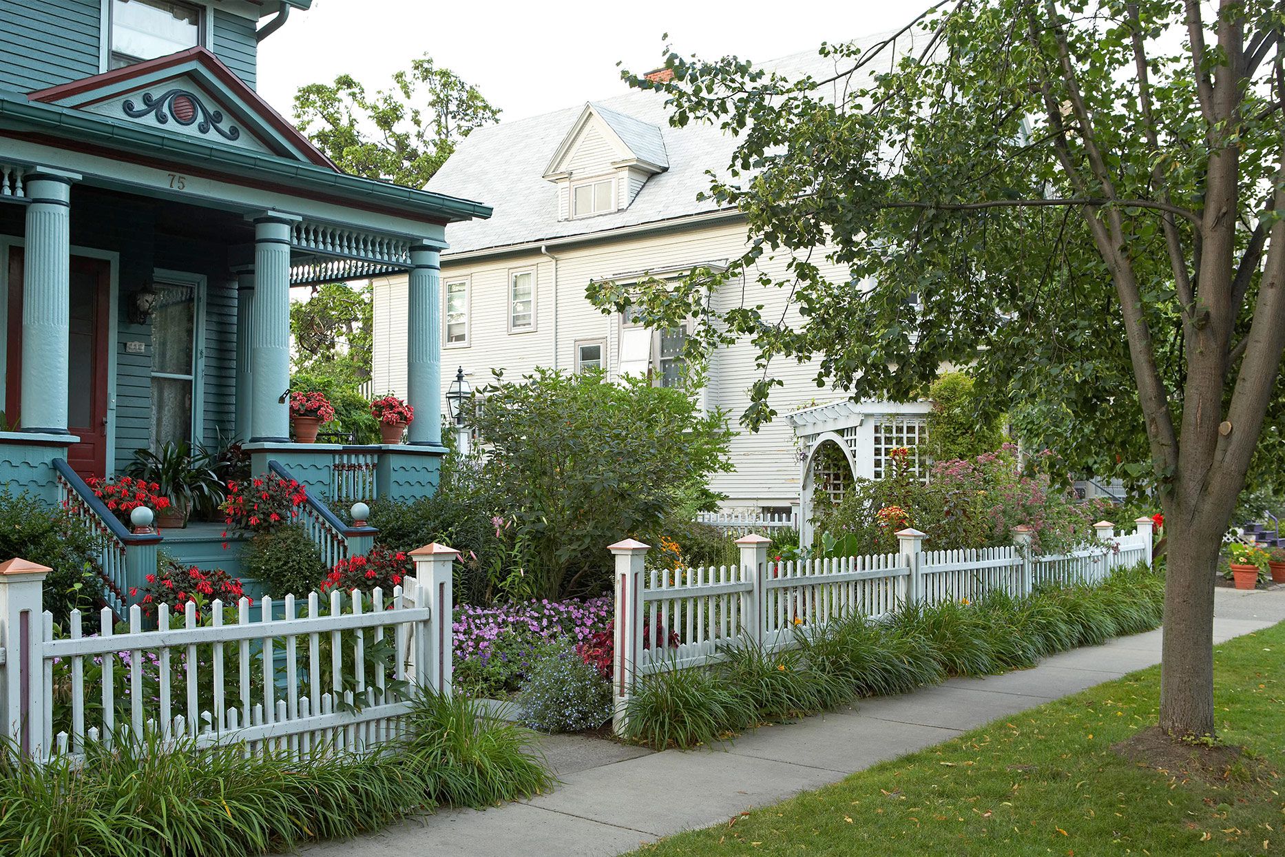 11 Low Maintenance Front Yard Landscaping Ideas