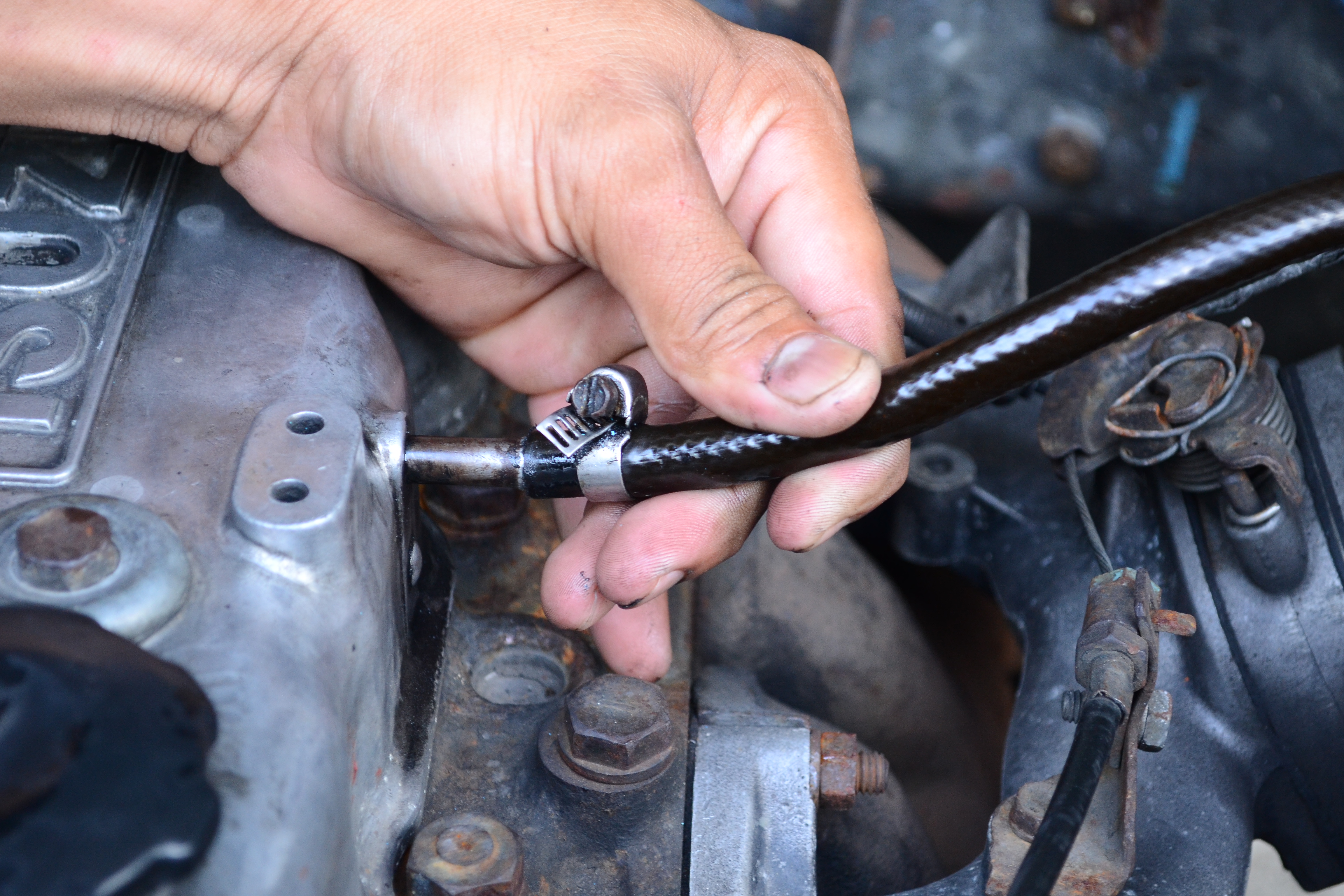 How to Check Engine Vacuum Hoses: 4 Steps