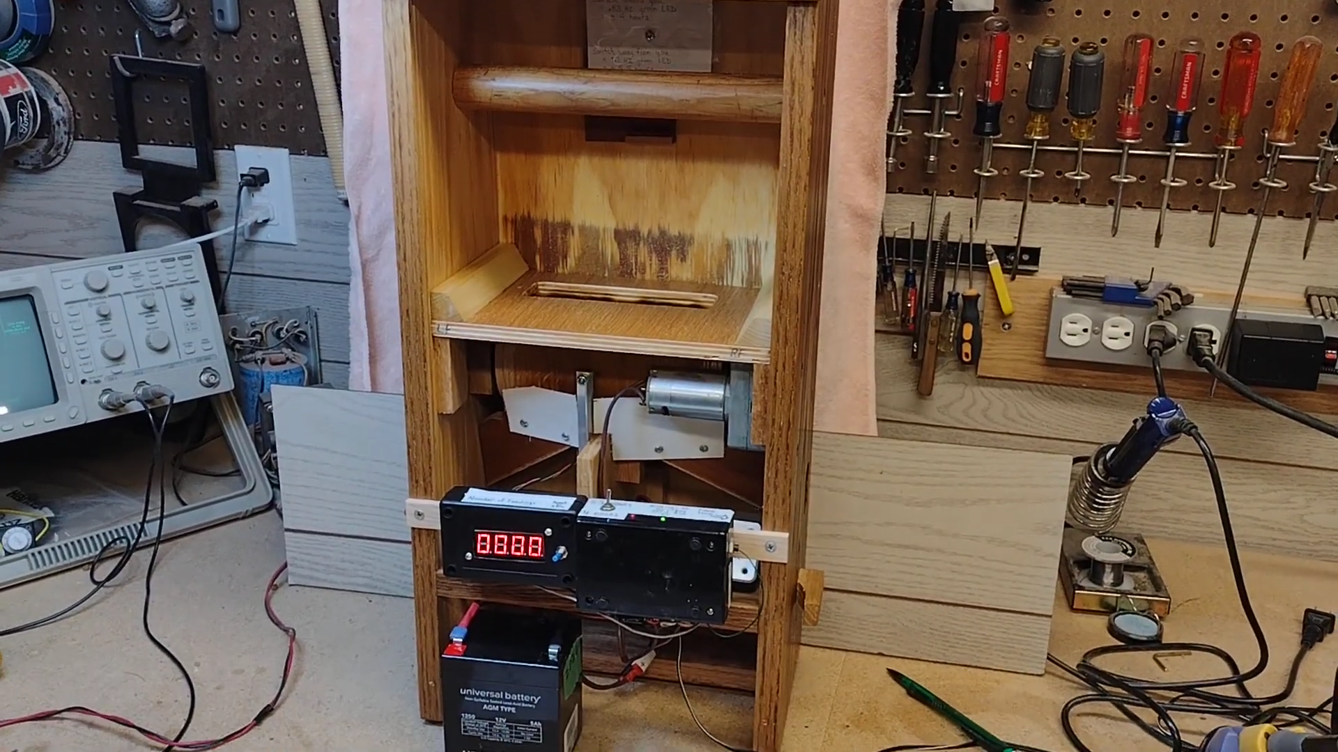 An Automatic Cat Feeder Built With A 4060 Binary Counter