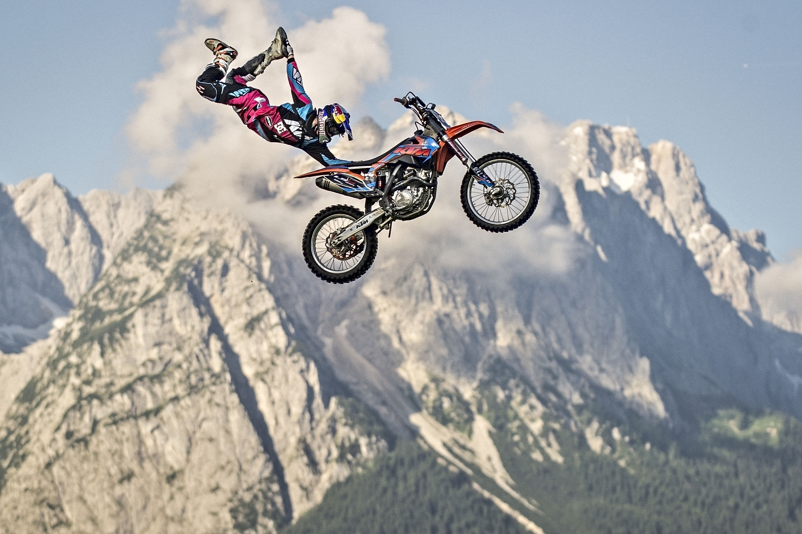 Mastering Extreme Sports Stunts: Essential Training Tips